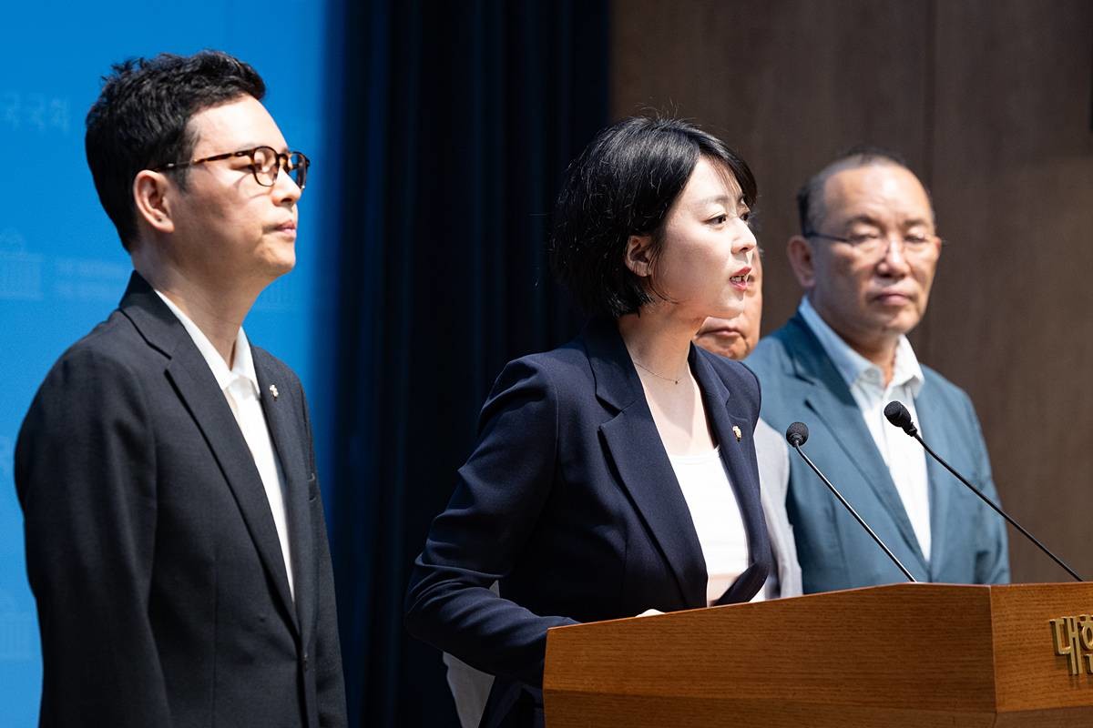 배현진 국민의힘 서울시당위원장이 4일 서울 여의도 국회 소통관에서 오세훈 서울시장 후보 승리 및 선관위 투표용지 부족 사태 등 현안 기자회견을 하고 있다 / 뉴스1