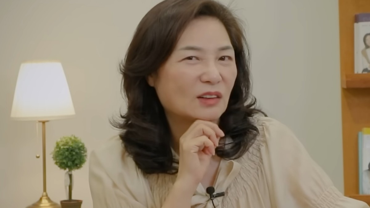 김미경 강사가 지난해 6월 '4050일때 정신 똑바로 차리고 당장 '이것'부터 바꾸세요!'라는 제목으로 게재한 영상에서 자신의 의견을 밝혔다. / 유튜브 'MKTV 김미경TV'