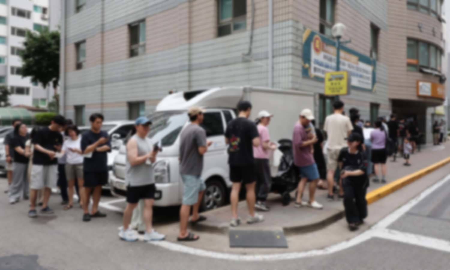 제9회 전국동시지방선거일인 3일 서울시 송파구의 가락쌍용 아파트 단지 내에 마련된 가락2동 제3, 7투표소를 찾은 유권자들이 투표용지가 부족한 상황이 해소될 때까지 길게 줄지어 대기하고 있다. / 뉴스1