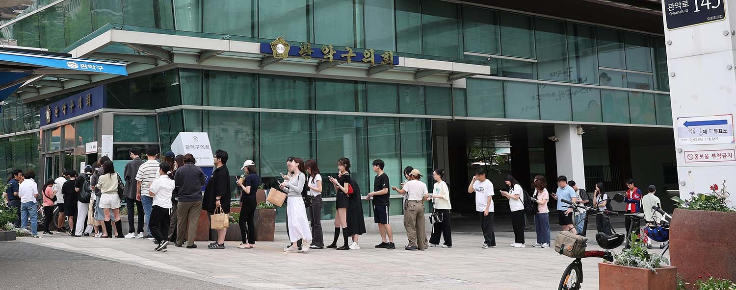 제9회 전국동시지방선거 및 국회의원 재·보궐선거일인 3일 오후 서울 관악구 관악구의회에 마련된 청룡동 제5투표소에서 시민들이 투표를 하기 위해 줄을 서고 있다.  / 뉴스1