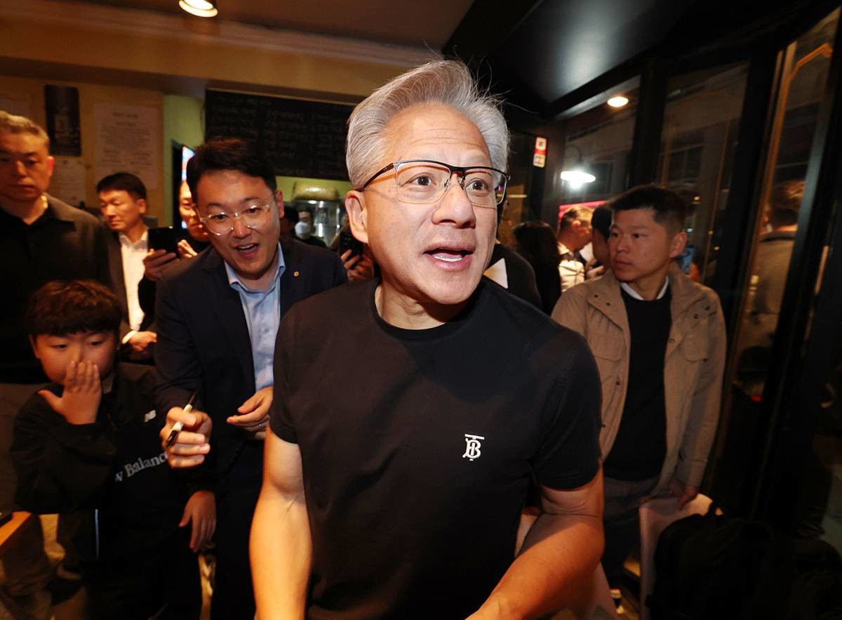 젠슨황 엔비디아 최고경영자가 지난해 10월 30일 이재용 삼성전자 회장, 정의선 현대자동차그룹 회장과 서울 강남구 깐부치킨에서 치킨 회동 중 시민들에게 인사를 건네고 있다 / 뉴스1