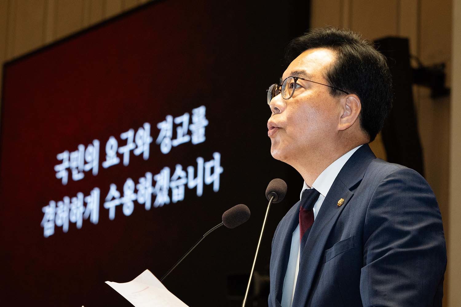 송언석 국민의힘 원내대표가 4일 서울 여의도 국회에서 열린 긴급 의원총회에서 모두 발언을 하고 있다.  / 뉴스1