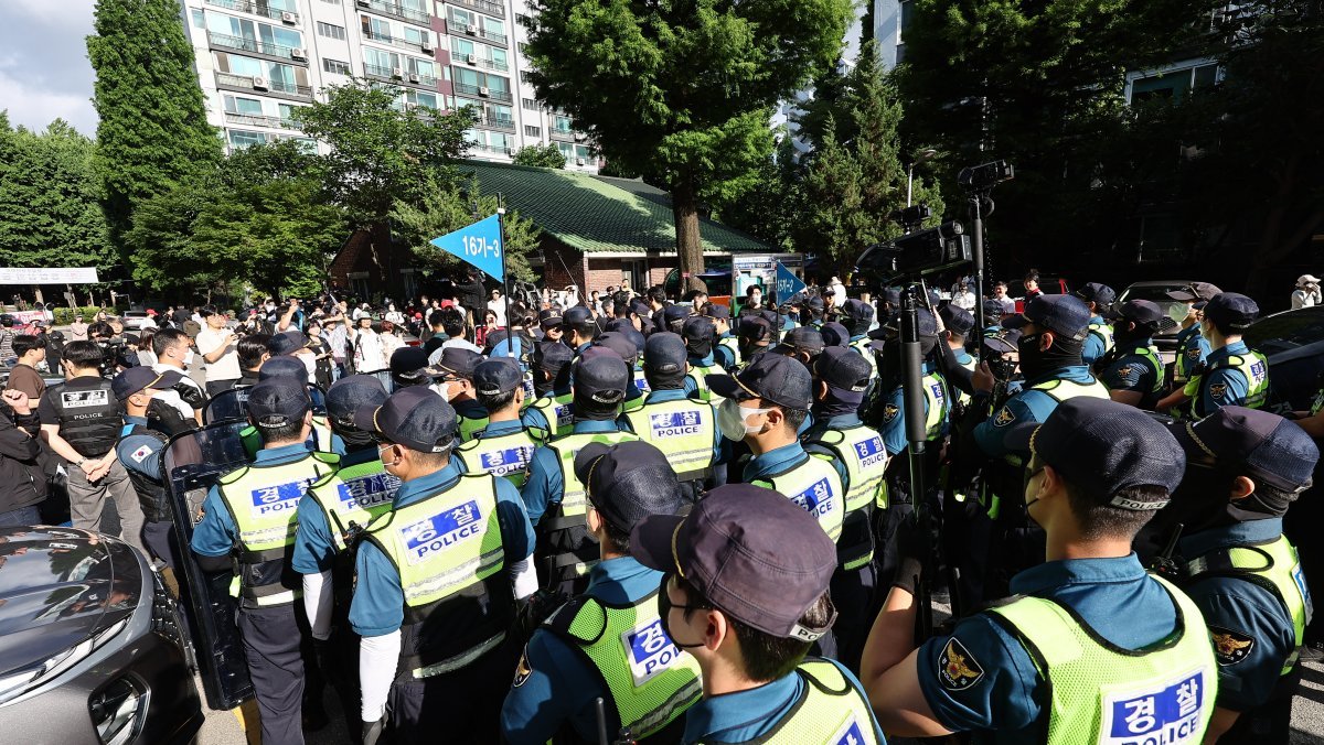 [속보] 경찰 '잠실7동투표소 봉쇄' 시위대 해산 명령…진입 가능성