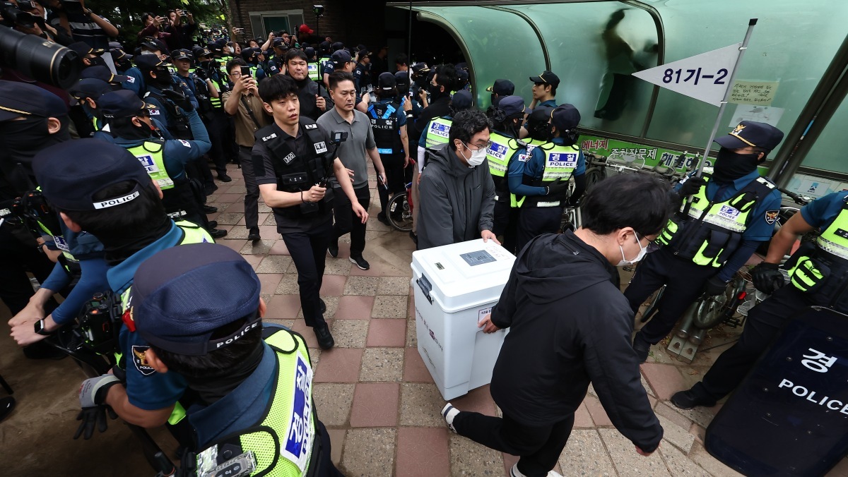 [속보] 경찰, '잠실 투표소' 투표함 2개 확보...개표소로 이송