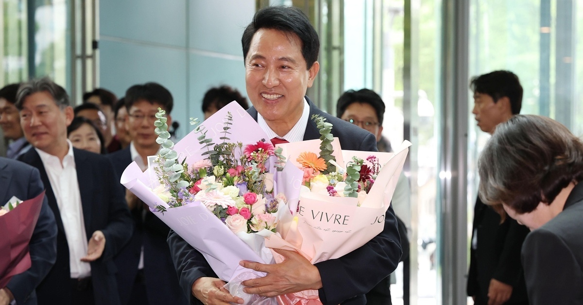 오세훈 복귀 반기며 꽃다발 증정하는 자리에서 '함박웃음' 터진 이유