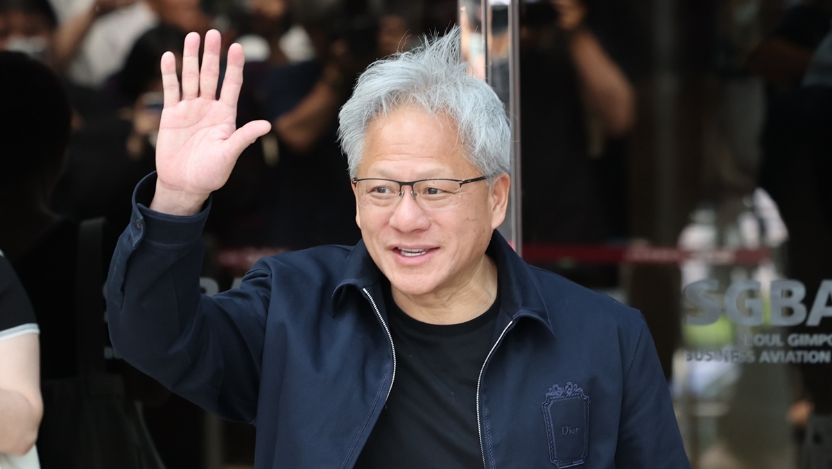 [속보] '7개월 만 방한' 젠슨 황 “한국에 몇 가지 깜짝 선물…삼성·SK·LG 등 미팅”