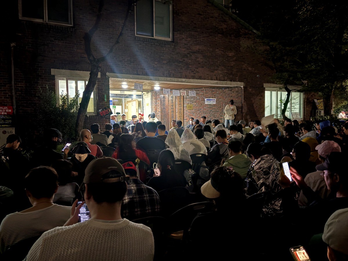 제9회 전국동시지방선거 사흘째인 5일 새벽 서울 송파구 잠실7동 제2투표소에서 보수 성향 유튜버와 시민들이 3일 오후 10시부터 26시간째 이어진 대치 속에 '부정선거 무효'를 주장하며 투표소 입구를 봉쇄하고 있다. / 뉴스1