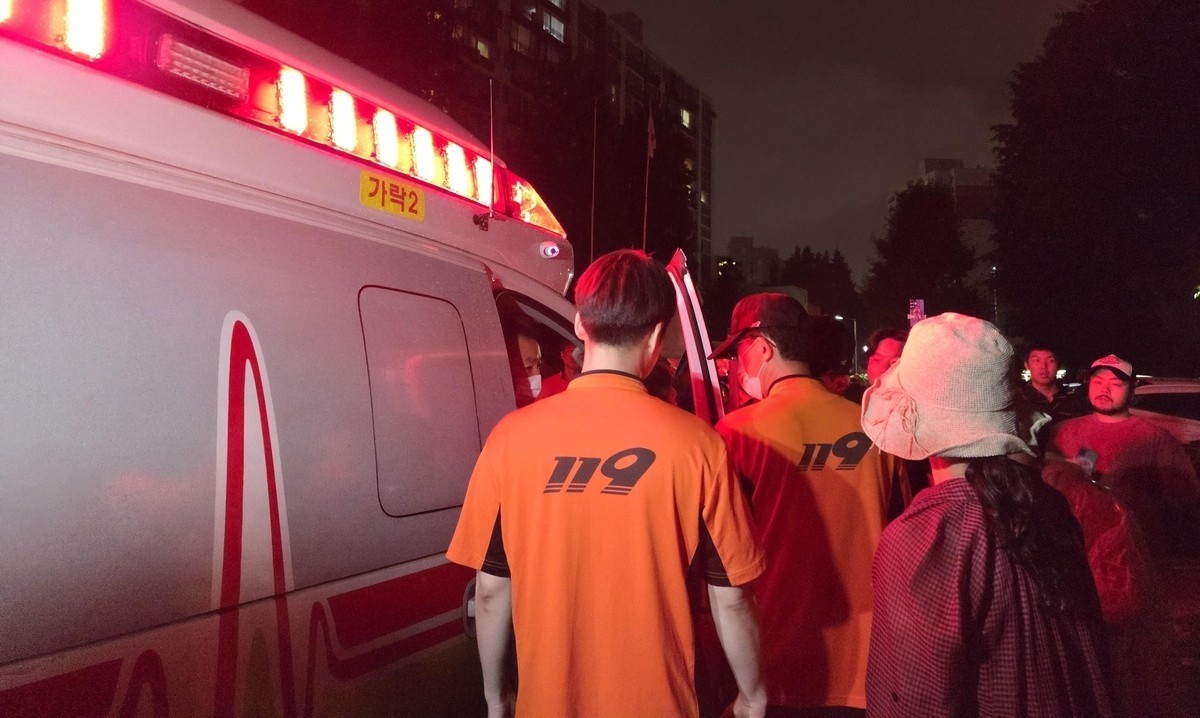6·3 지방선거 투표용지 부족 사태가 벌어진 잠실7동 투표소 관계자가 건강 악화로 4일 이송됐다. 부정선거를 주장하는 시위대가 투표소를 '봉쇄'한 지 약 22시간 만이다. / 연합뉴스