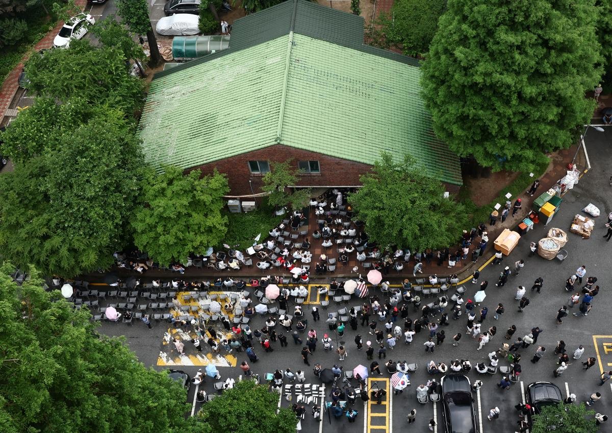 4일 오후 제9회 전국동시지방선거 및 국회의원 재·보궐선거 투표함 이송이 지연되고 있는 서울 송파구 잠실7동 제2투표소에서 시위대와 일부 주민들이 부정선거를 외치며 입구를 봉쇄하고 있다 / 뉴스1