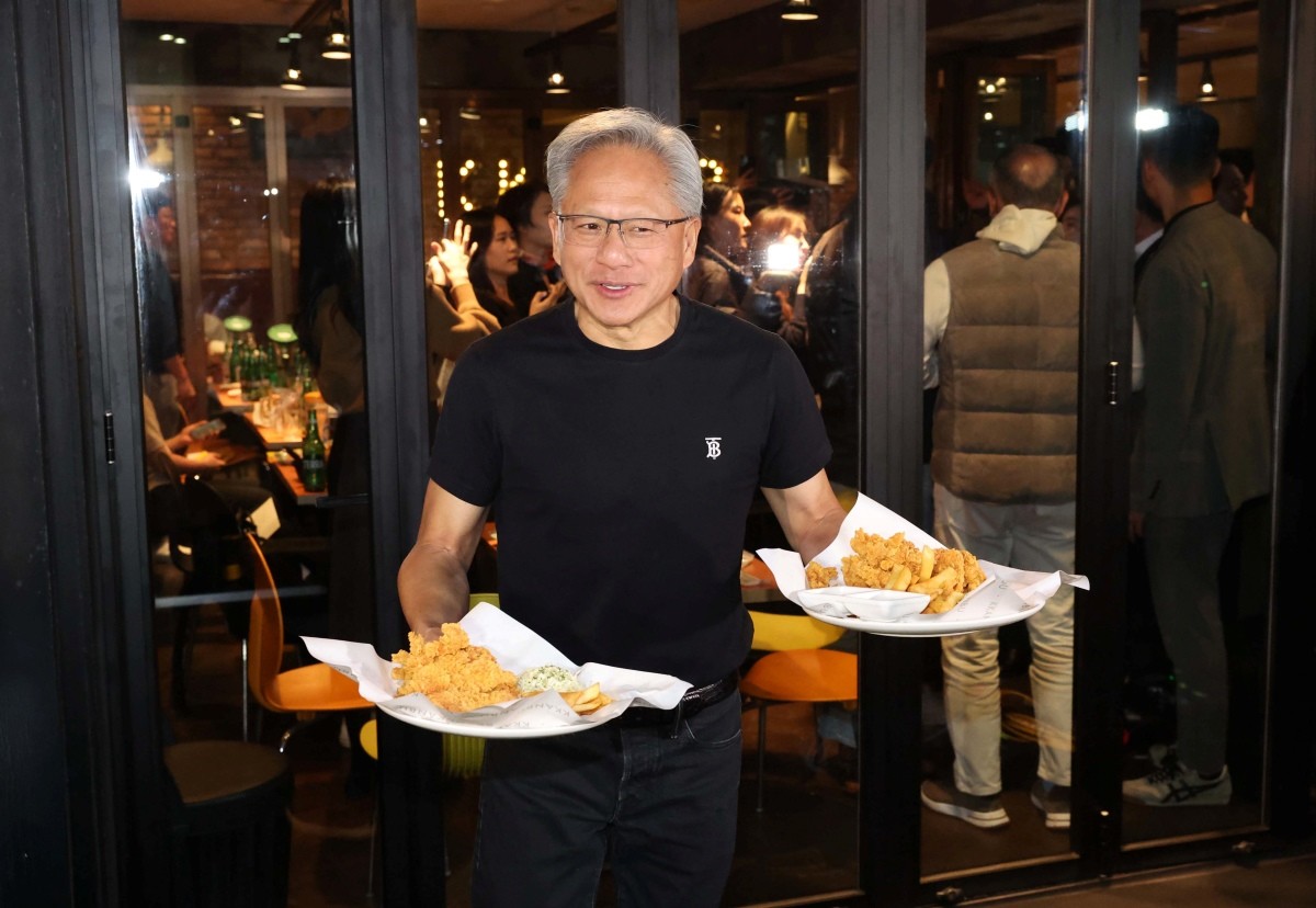 젠슨 황 엔비디아 최고경영자(CEO)가 지난해 10월 서울 강남구 삼성동의 한 치킨집에서 이재용 삼성전자 회장과 정의선 현대차그룹 회장과의 '치맥' 회동 중 시민들에게 치킨을 나눠주기 위해 나서고 있다. / 뉴스1