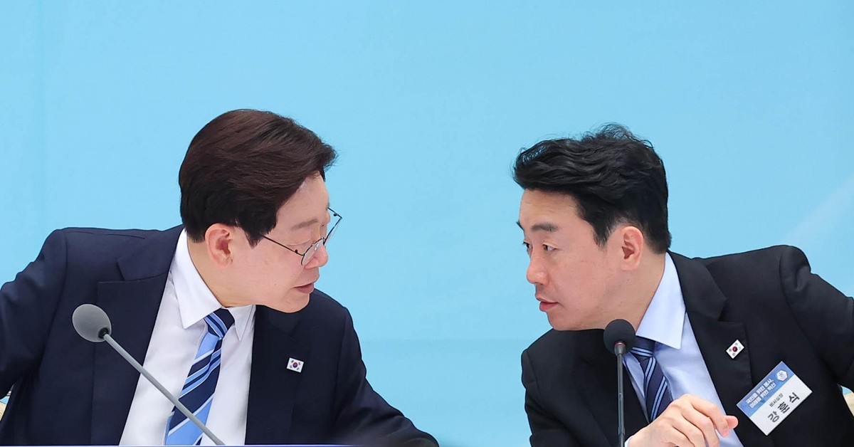 이재명 대통령이 지난 4월 17일 청와대에서 열린 공공기관 및 유관기관 업무보고에서 강훈식 비서실장과 얘기를 나누고 있다. / 뉴스1