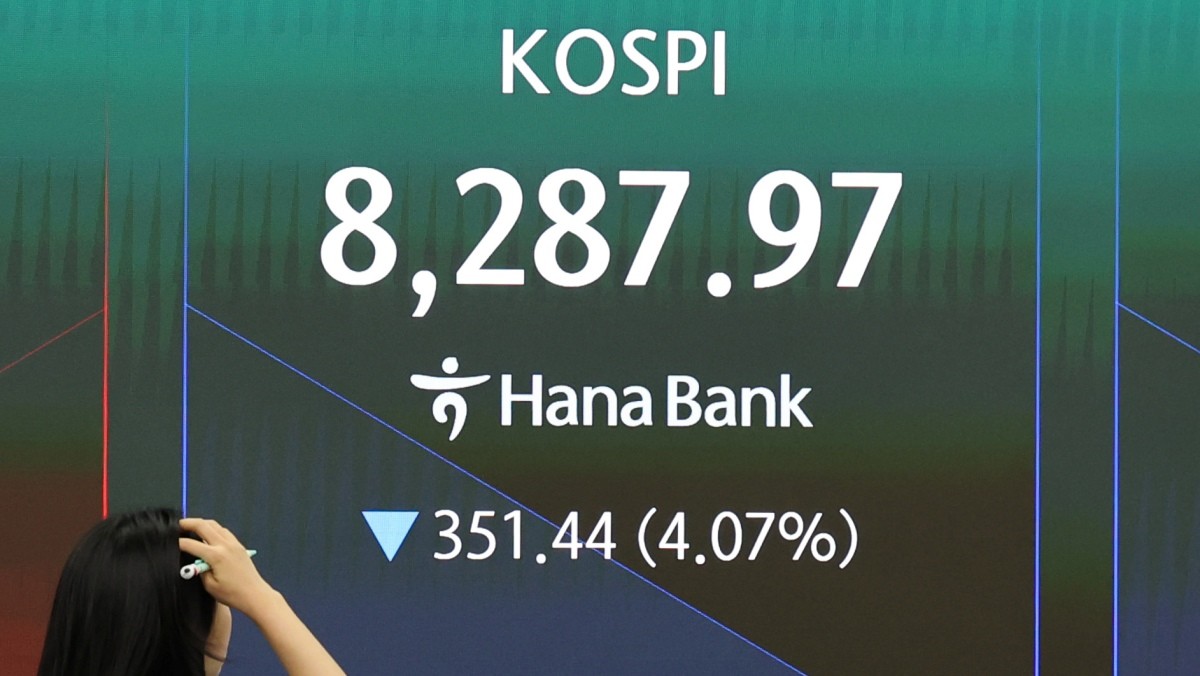 코스피 지수가 급락한 5일 서울 중구 하나은행 딜링룸 전광판에 장초반 시황이 나타나고 있다. / 뉴스1