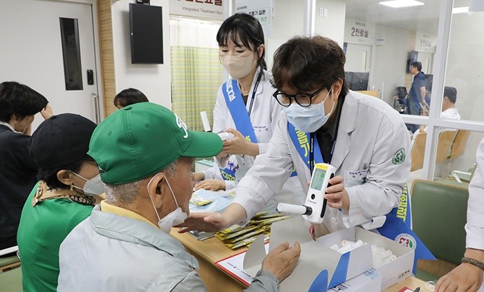 전남대병원은 지난달 26일 2동1층 호흡기내과 외래에서 ‘2026년 호흡기 건강관리 및 지역사회 연계 홍보활동’을 진행하며 참가자들을 대상으로 일산화탄소(CO) 측정을 하고 있다. / 전남대병원