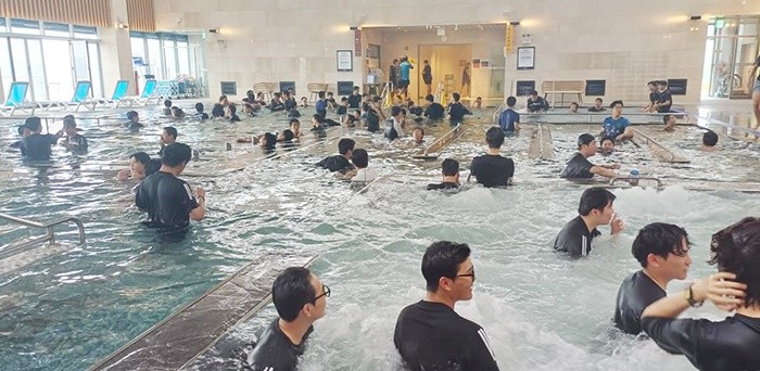 완도해양치유센터의 딸라소풀에서 해양치유를 체험하고 있는 학생들 . / 완도군