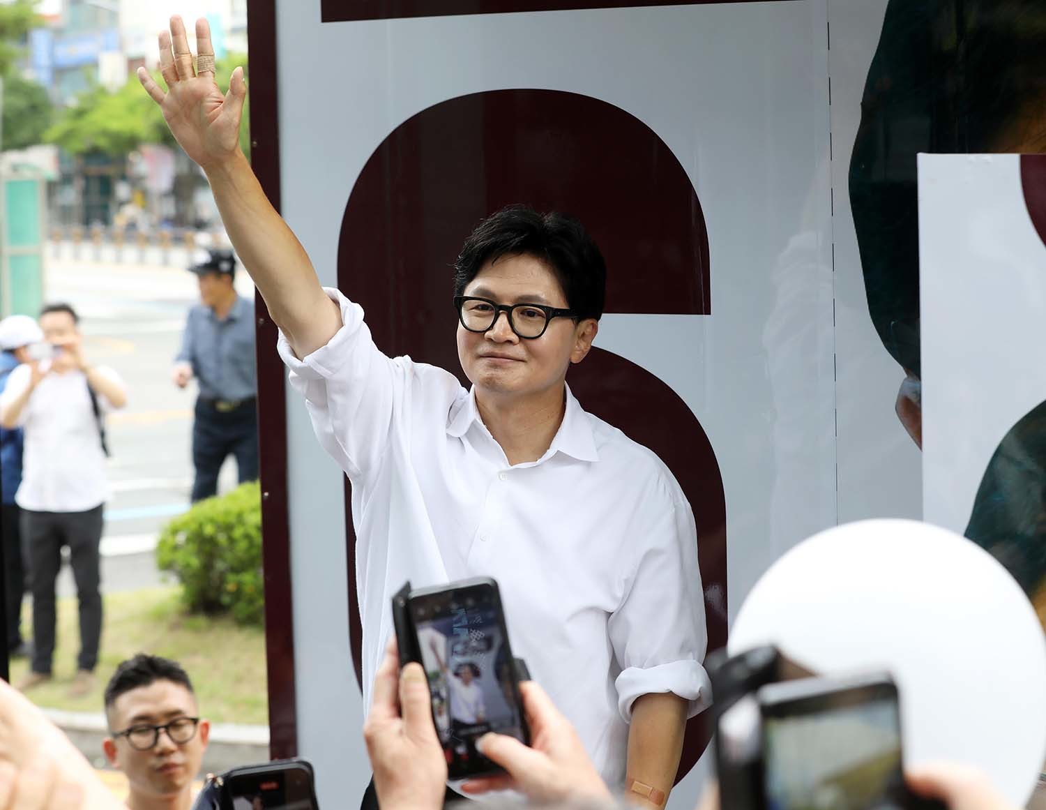 한동훈 무소속 부산 북구갑 국회의원 보궐선거 당선인이 4일 오후 부산 북구 선거사무소에서 당선 관련 기자회견을 마친 뒤 유세차에 올라 지지자들에게 감사의 인사를 하고 있다. / 뉴스1
