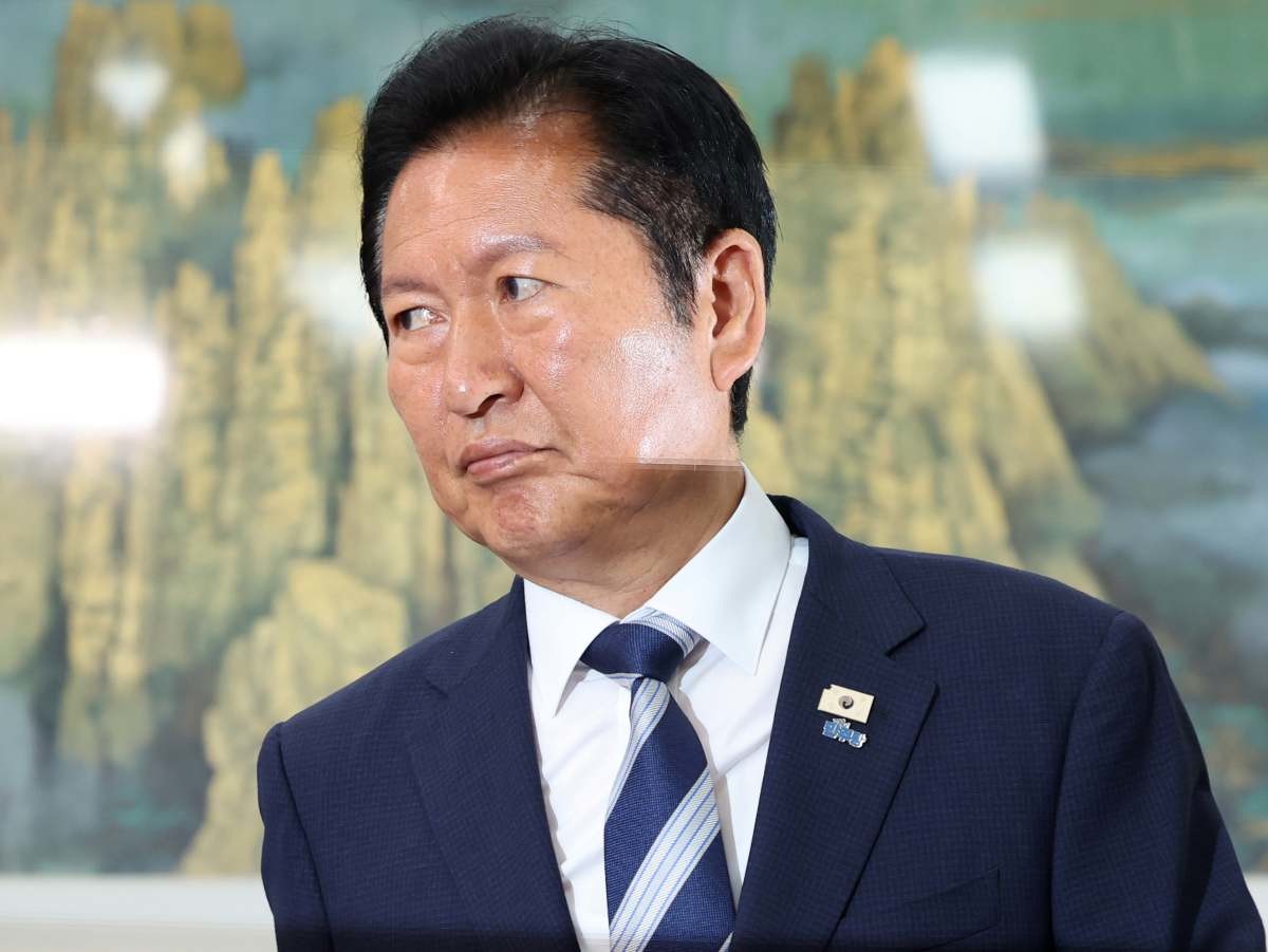 정청래 더불어민주당 대표가 지난 4일 오전 서울 여의도 국회에서 열린 '6·3지방선거 결과' 관련 기자회견에 입장하고 있다. / 뉴스1