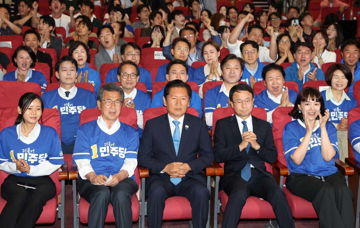 정청래 더불어민주당 대표를 비롯한 선대위 지도부가 3일 서울 여의도 국회 의원회관에 마련된 제9회 전국동시지방선거 및 국회의원 재보궐 선거 개표종합상황실에서 출구조사 결과를 지켜보고 있다. / 공동취재-뉴스1