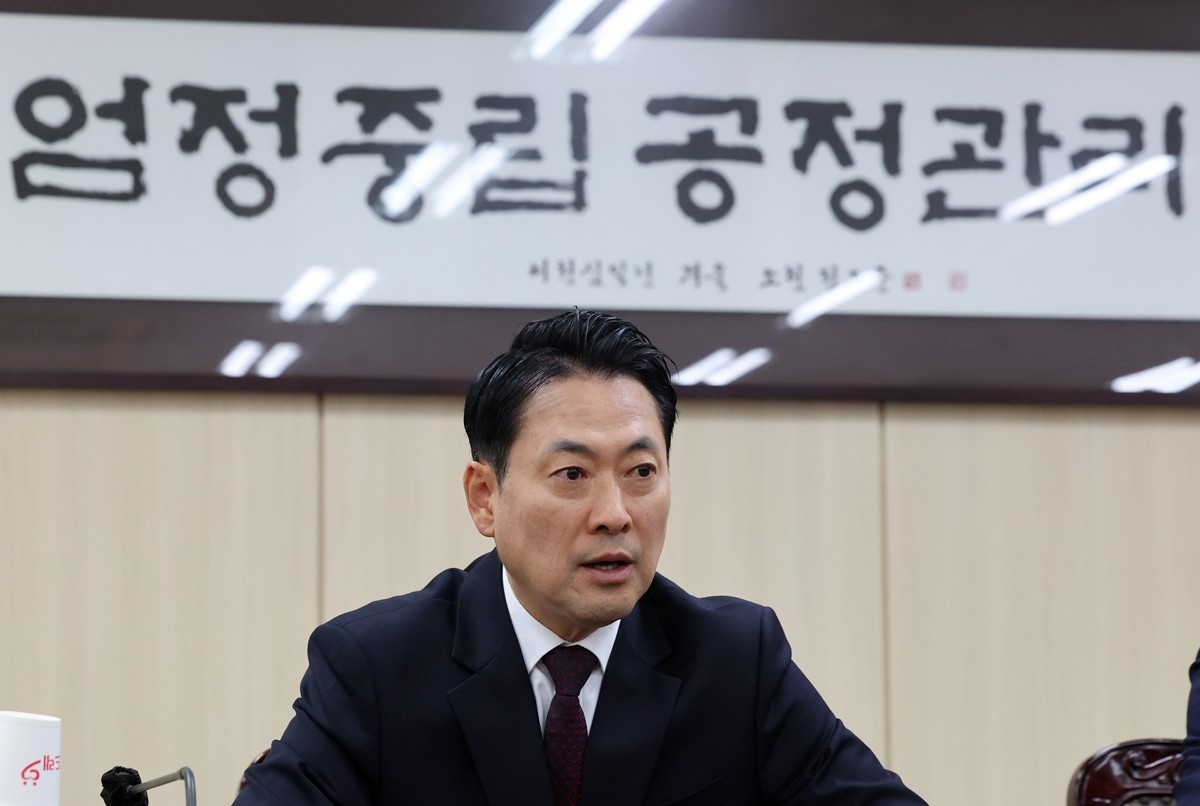장동혁 국민의힘 대표가 5일 오후 서울 종로구 서울시선거관리위원회를 항의 방문해 6·3지방선거 투표용지 부족 사태와 관련 선관위 관계자들을 면담하고 있다. / 뉴스1