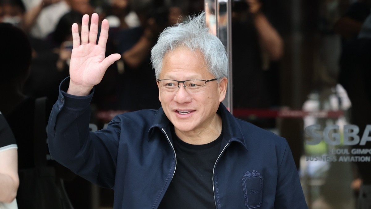 젠슨 황 엔비디아 최고경영자(CEO)가 5일 오후 서울 강서구 서울김포비즈니스항공센터(SGBAC)를 통해 입국, 취재진을 향해 손 인사를 하고 있는 모습 / 뉴스1
