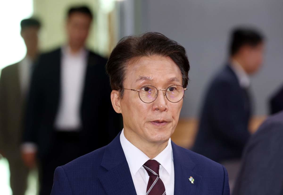 김민석 국무총리가 6·3 지방선거 투표용지 부족 사태에 대해 국정조사와 특검 도입까지 거론하며 강도 높은 책임 추궁을 예고했다.    사진은 김민석 국무총리가 4일 오전 서울 종로구 정부서울청사 별관에서 열린 드론·대드론 통합 TF 최종보고회의에 참석하고 있다. / 뉴스1-청와대통신사진기자단