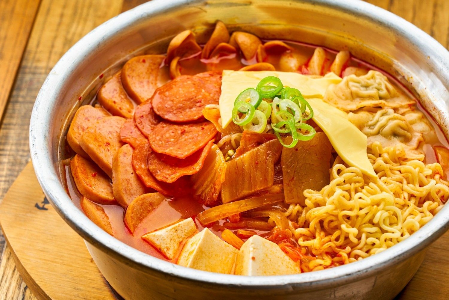 한국 소시지 김치 라면 / 셔터스톡