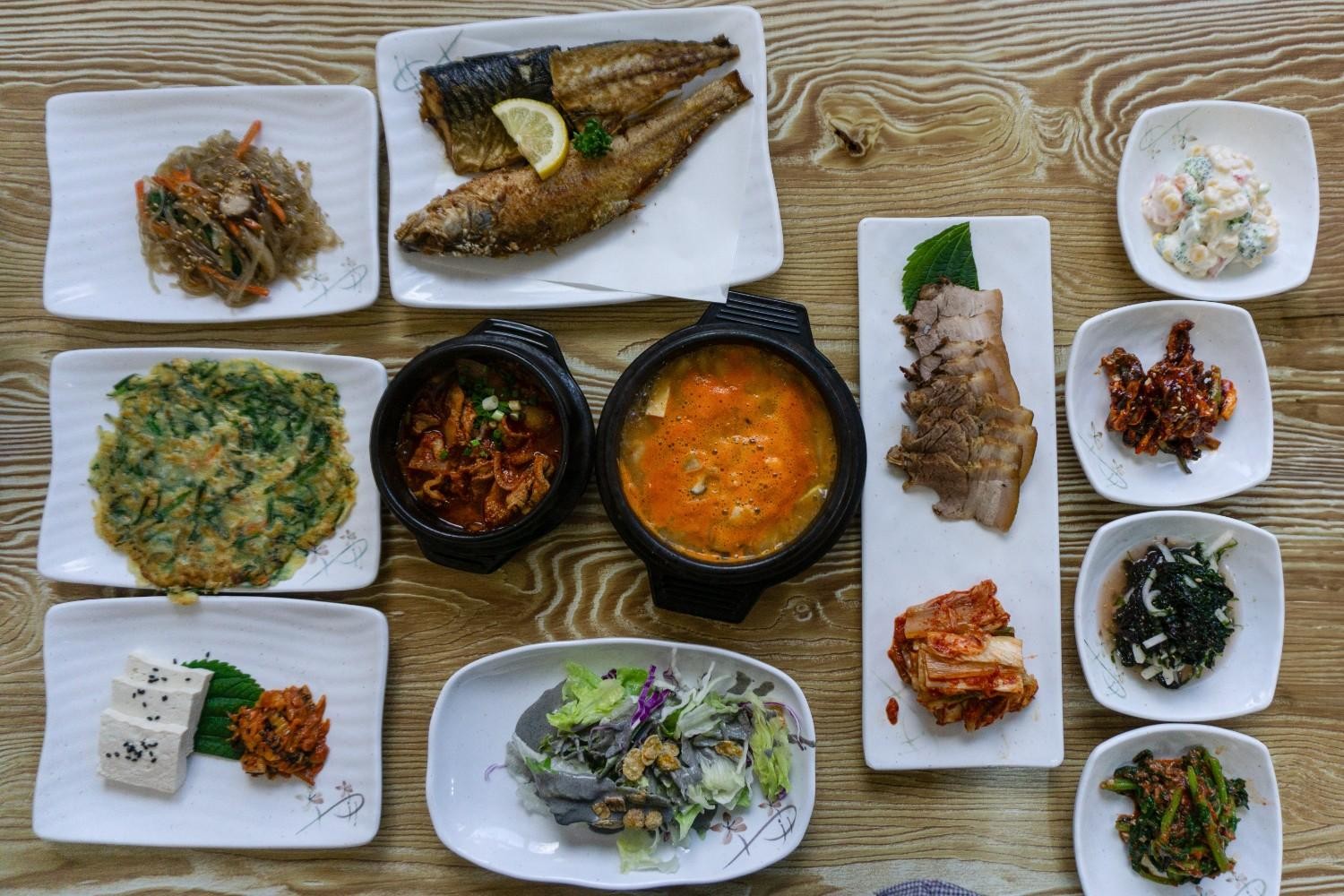 밥과 반찬으로 먹는 전통 한정식 / 셔터스톡