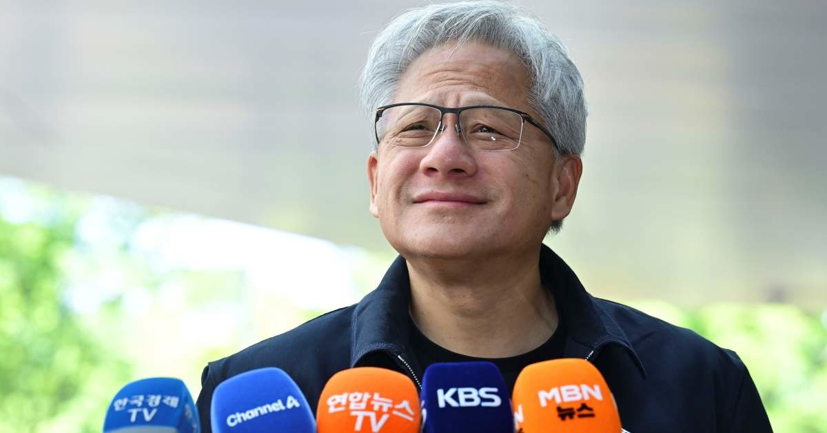 엔비디아 젠슨 황 최고경영자(CEO)가 5일 전용기편으로 서울 강서구 김포비즈니스항공센터(SGBAC)에 도착해 취재진의 질문에 답하고 있다. / 연합뉴스