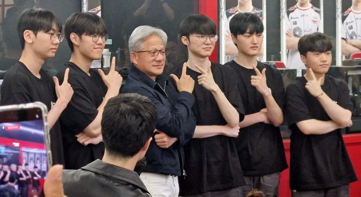 젠슨 황 엔비디아 최고경영자(CEO)가 5일 서울 마포구 PC방 T1 베이스 캠프에서 ‘페이커’ 이상혁을 비롯한 T1 리그 오브 레전드(LoL) 선수단을 만나 함께 기념 촬영을 하고 있다. / 뉴스1
