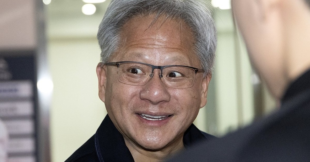 젠슨 황 엔비디아 최고경영자(CEO)가 5일 서울 마포구 'T1 베이스캠프'에서 '페이커' 이상혁을 비롯한 e스포츠 구단 T1의 리그 오브 레전드(LoL) 선수단을 만난 뒤, 차에 타기 위해 이동 중 취재진의 질문을 듣고 있다.  / 공동취재단, 연합뉴스