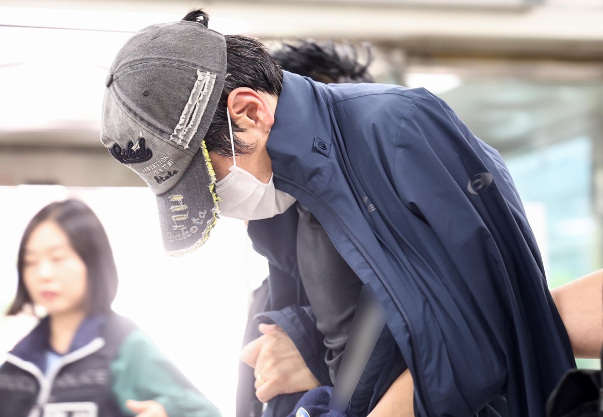 배우 김규리의 자택에 침입해 강도 행각을 벌여 강도상해 혐의를 받는 40대 A씨가 지난달 22일 오후 서울 서초구 서울중앙지방법원에서 열린 구속 전 피의자 심문(영장실질심사)에 고개를 숙인 채 출석하고 있다. / 뉴스1
