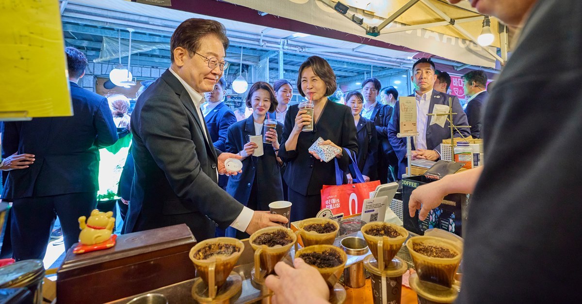 이 대통령 부부, 서울 전통시장 깜짝 방문…“일 잘해주셔서 감사하다”
