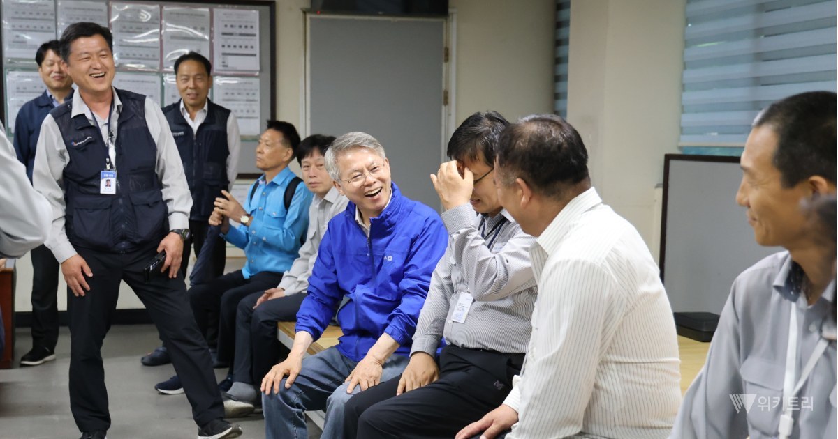 새벽 공기 가르며 버스에 오른 민형배… 전남광주통합시의 내일, ‘민생 최전선’에서 묻다