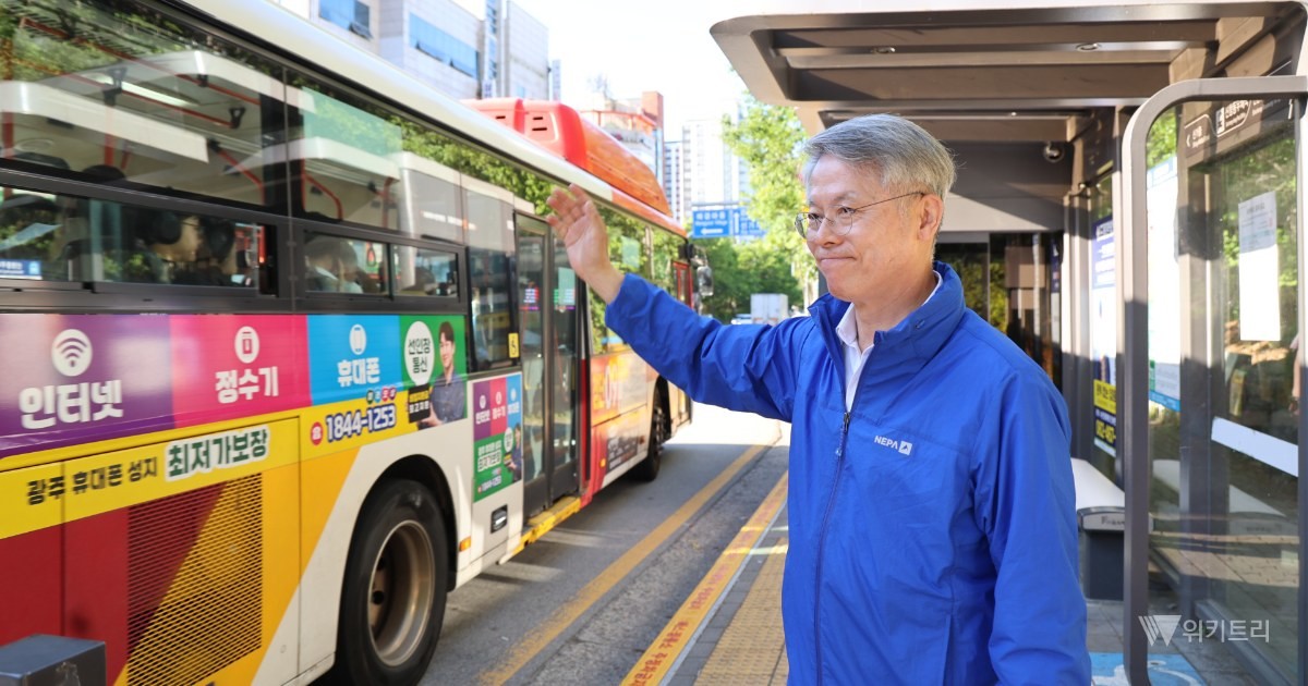 전남광주통합특별시장 민형배 당선인이 버스를 타고 버스노선을 점검에 나섰다.  / 전남광주통합특별시장 민형배 당선인