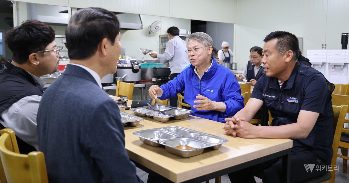 전남광주통합특별시장 민형배 당선인이 첨담 시내버스 차고지에서    운수 종사자들과 식사를 하면서     노동 현장의 고충을 들었다./    전남광주통합특별시장 민형배 당선인