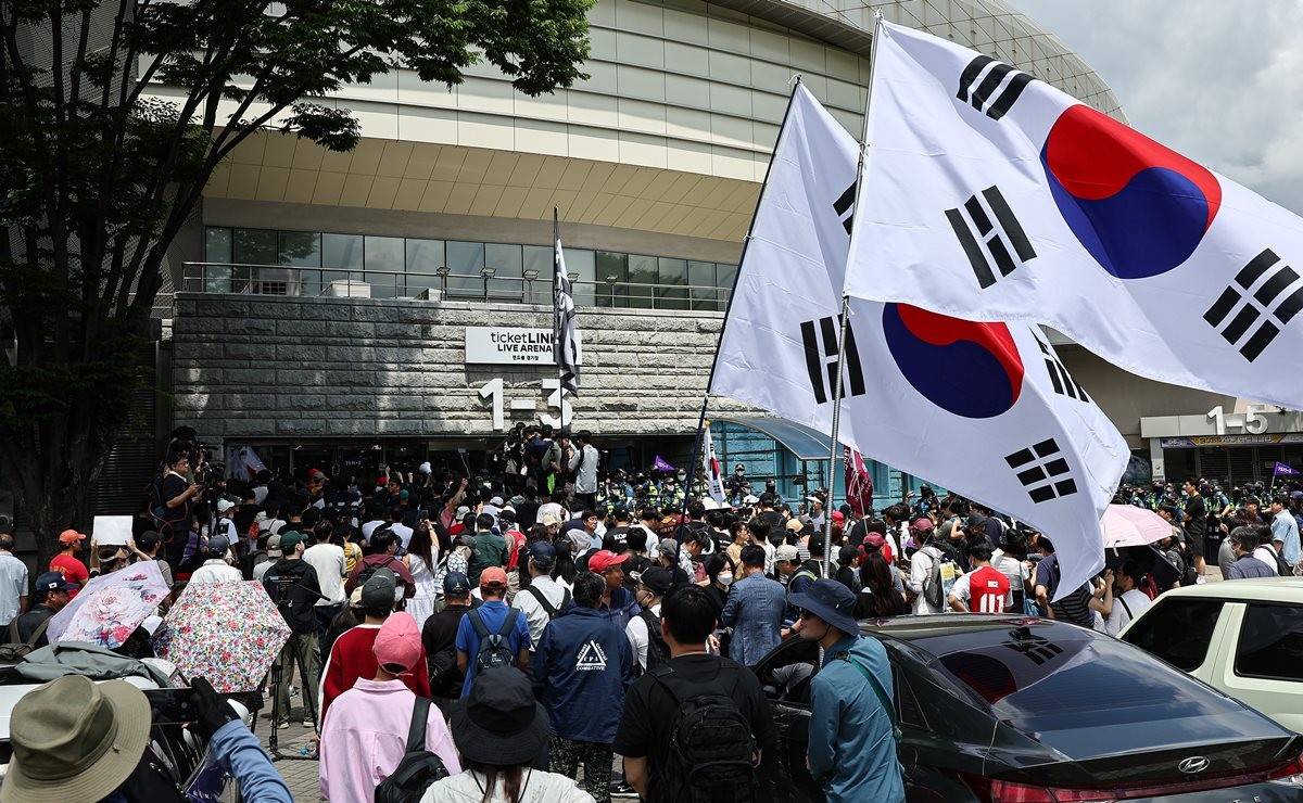 개표소인 올림픽공원 핸드볼경기장 앞에서 시민들이 불법선거를 주장하며 경찰과 대치하고 있다. 자료 사진. 투표용지 부족 사태를 규탄하며 재선거를 요구하는 '잠실 개표소 봉쇄 시위'가 1박 2일째 계속되고 있는 것으로 전해졌다. 특별한 주최자가 없는 이 시위의 참여자 대부분은 20∼30대로 추정되며 여성도 상당수인 것으로 파악됐다. 연합뉴스 보도에 따르면 토요일인 6일 오전 7시 현재 개표소인 서울 송파구 올림픽공원 핸드볼경기장 일대에는 경찰 비공식 추산 500여 명이 밤샘 시위를 벌이고 있다.      / 뉴스1