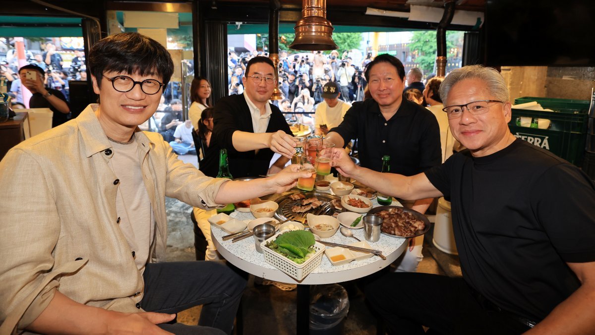 “막내가 고기 굽고, 술은 나이순”… 젠슨 황·최태원·구광모·이해진의 '화끈한 불금'