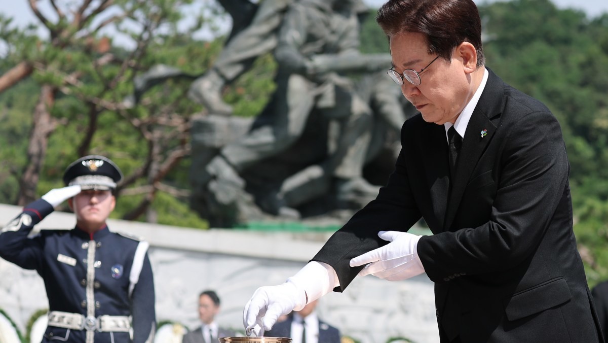 이재명 대통령이 6일 서울 동작구 국립서울현충원에서 열린 제71회 현충일 추념식에서 현충탑에 참배하고 있는 모습. / 청와대통신사진기자단-뉴스1