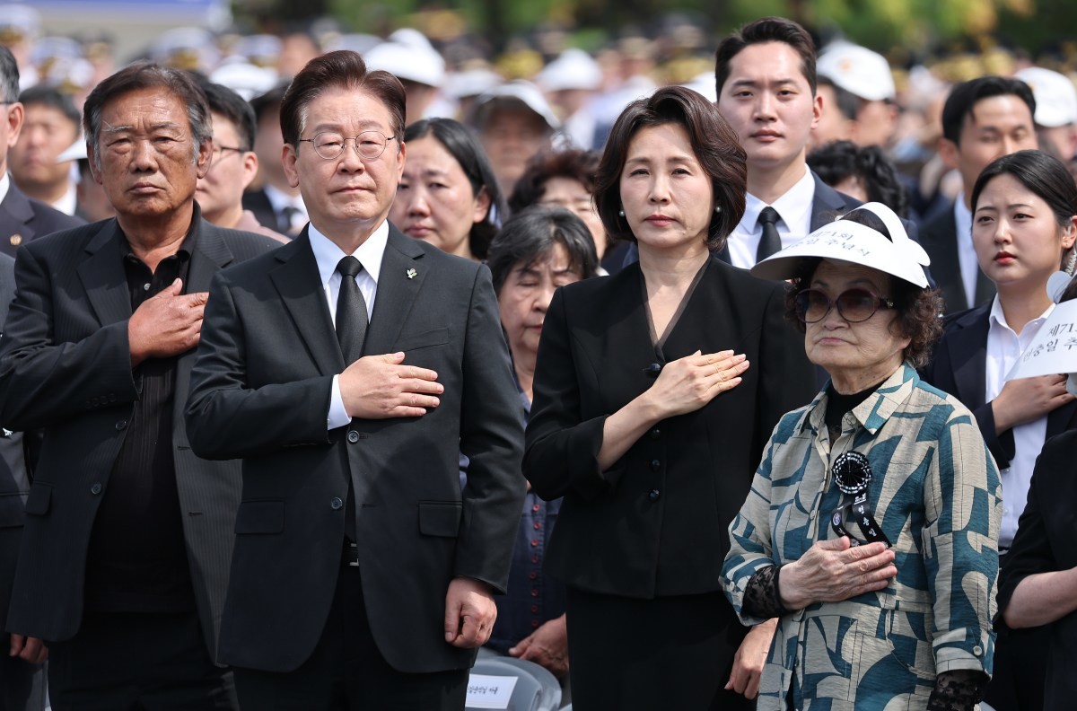 이재명 대통령과 김혜경 여사가 6일 서울 동작구 국립서울현충원에서 열린 제71회 현충일 추념식에서 국민의례를 하고 있는 모습. / 청와대통신사진기자단-뉴스1