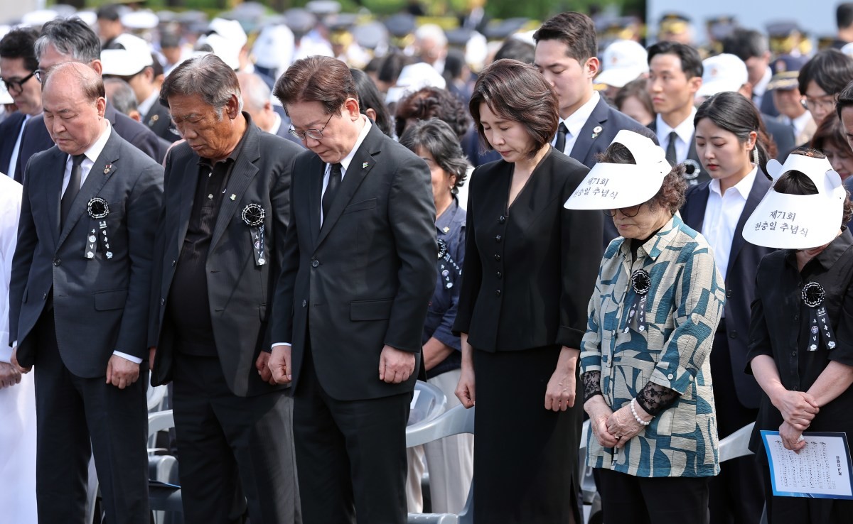 이재명 대통령과 김혜경 여사가 6일 서울 동작구 국립서울현충원에서 열린 제71회 현충일 추념식에서 묵념하고 있다. / 청와대통신사진기자단-뉴스1