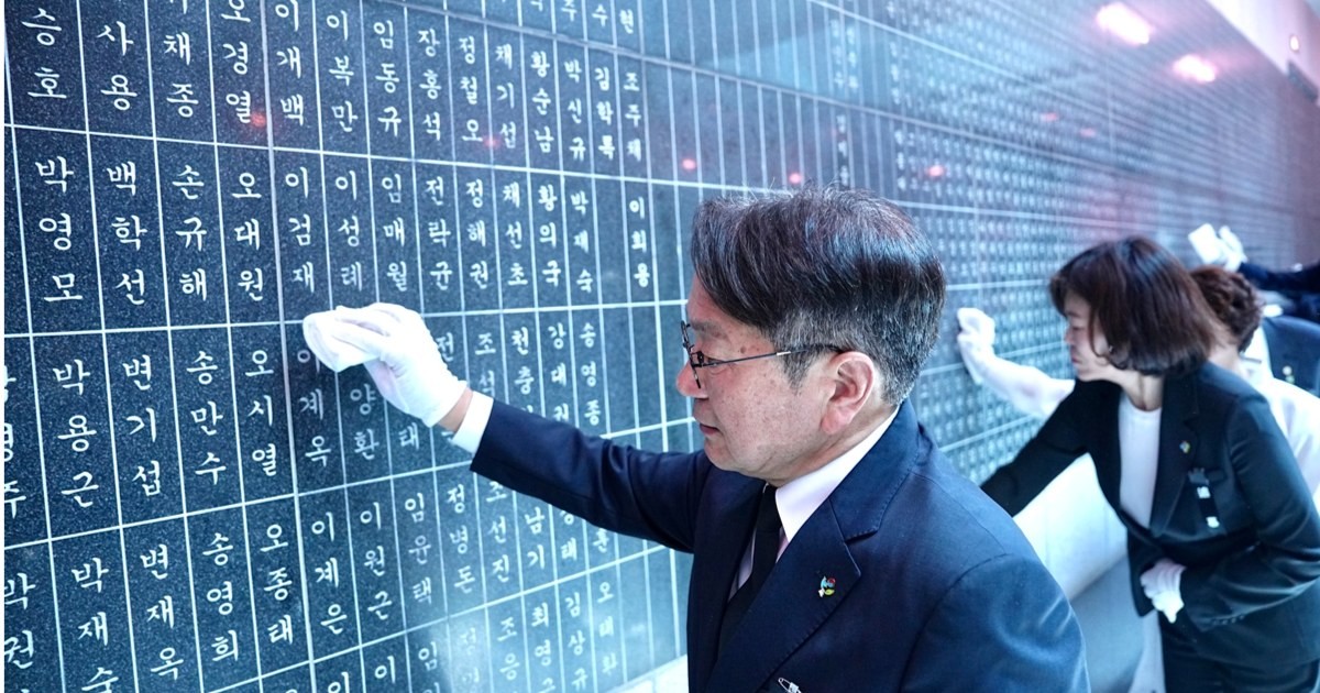 강기정 광주광역시장이 6일 제71회 현충일을 맞아 광주공원 위패봉안소에서 헌화와 분향을 한 뒤에 위패를 닦고 있다. /광주광역시