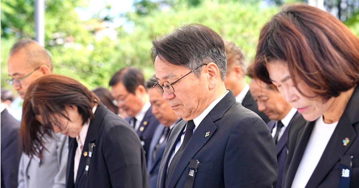 강기정 광주광역시장이 6일 광주공원 현충탑 앞에서 열린 제71회 현충일 추념식에서 묵념하고 있다. /광주광역시