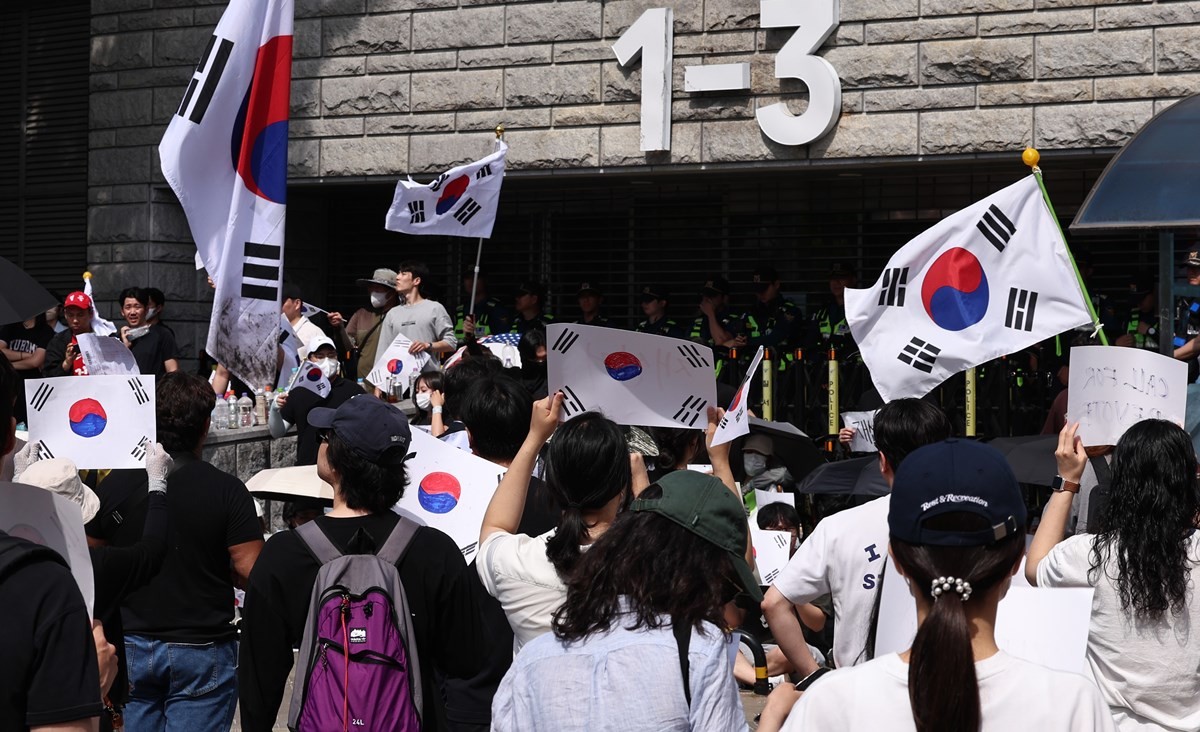 6·3 지방선거 투표용지 부족 사태에 반발한 시민들이 6일 오전 서울 송파구 올림픽공원 핸드볼경기장 개표소 앞에 모여 재선거를 요구하는 구호를 외치고 있다. / 뉴스1