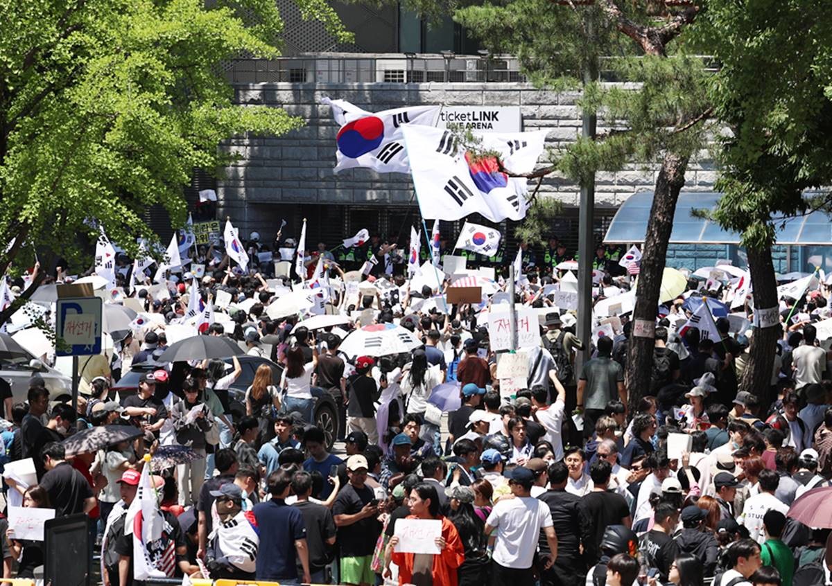 6·3 지방선거 투표용지 부족 사태에 반발한 시민들이 6일 오전 서울 송파구 올림픽공원 핸드볼경기장 개표소 앞에 모여 재선거를 요구하는 구호를 외치고 있다. 특별한 주최자가 없는 이 시위의 참여자 상당수는 20∼30대로 추정되며 여성도 적지 않다. 휠체어를 타거나 영유아를 품에 안은 참여자도 있었다. / 뉴스1