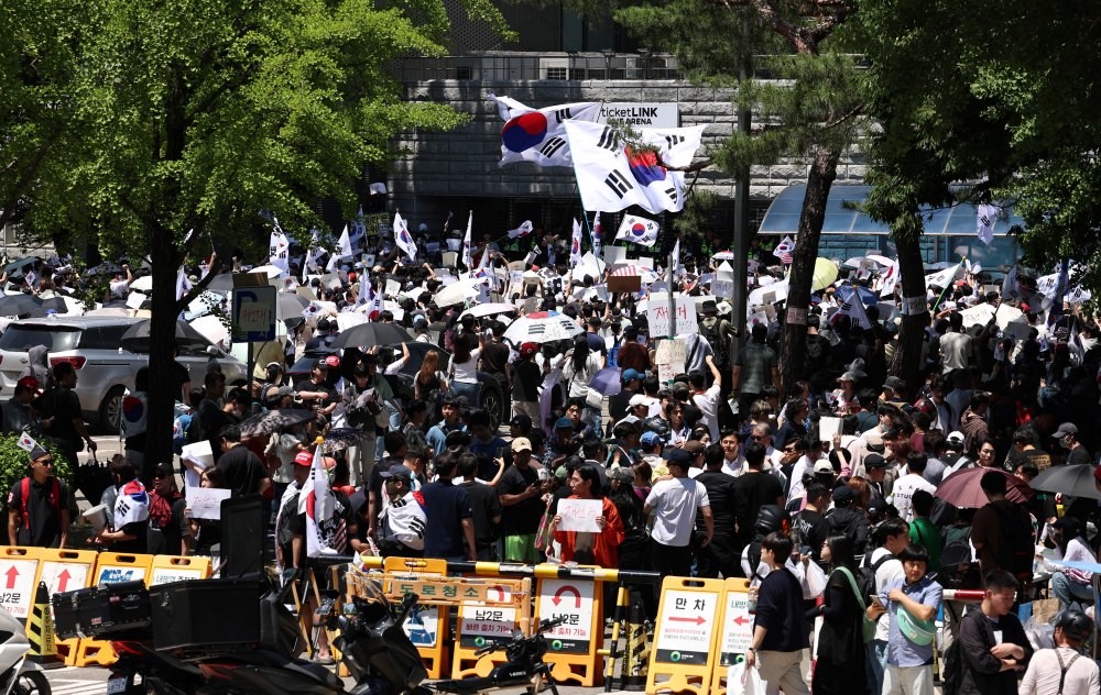 6·3 지방선거 투표용지 부족 사태에 반발한 시민들이 6일 오전 서울 송파구 올림픽공원 핸드볼경기장 개표소 앞에 모여 재선거를 요구하는 구호를 외치고 있다. / 뉴스1