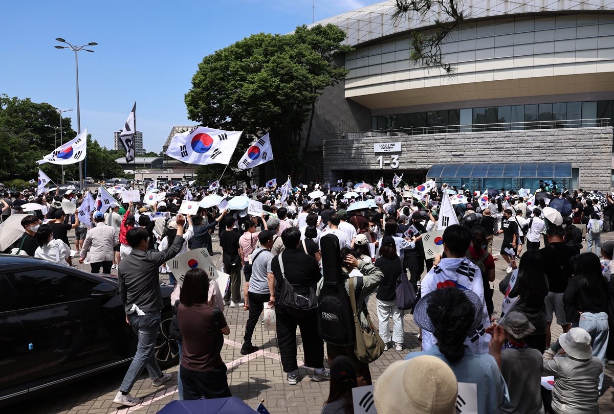 6·3 지방선거 투표용지 부족 사태에 반발한 시민들이 6일 서울 송파구 올림픽공원 핸드볼경기장 개표소 앞에 모여 재선거를 요구하는 구호를 외치고 있다.     특별한 주최자가 없는 이 시위의 참여자 상당수는 20∼30대로 추정되며 여성도 적지 않다. 휠체어를 타거나 영유아를 품에 안은 참여자도 있었다.     / 뉴스1
