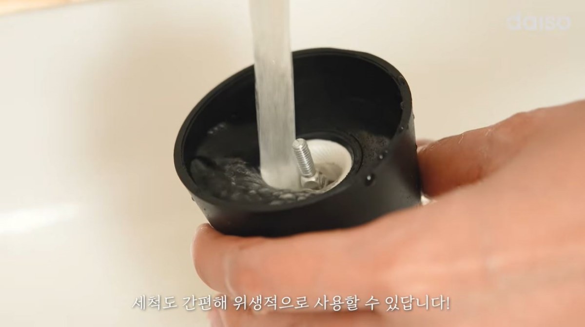 다이소 '유리 그라인더' 제품 세척 모습. / 유튜브 '다이소'