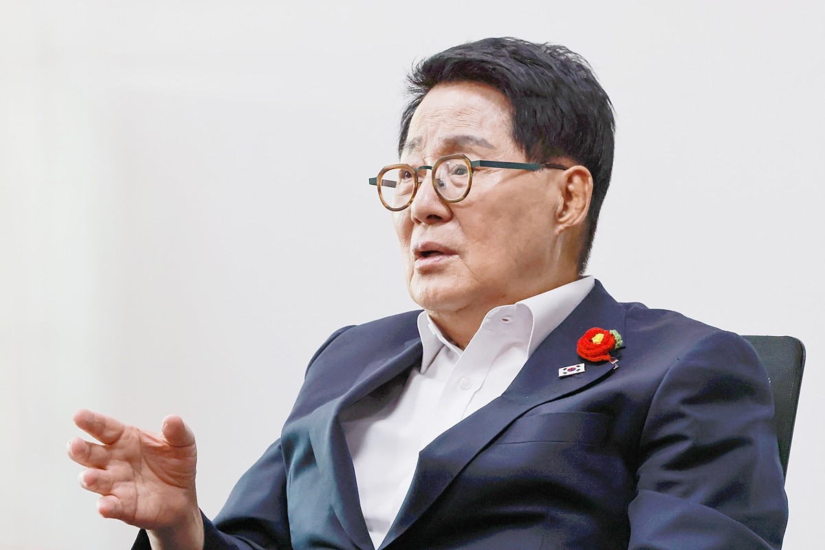박지원 더불어민주당 의원 자료 사진. 박지원 의원이 이번 6·3 지방선거 결과에 대해 '국민은 우리 민주당에 '대통령 일 잘한다고 까불지 마'라는 경고를 주셨다'라고 평가했다. 박 의원은 지난 5일 페이스북에 올린 글에서 '산술적 승리였지만 서울시장을 탈환치 못한 것은 정치적 패배이며 '쓰디쓴 약'을 국민은 우리에게 주셨다'라며 이렇게 밝혔다. / 연합뉴스