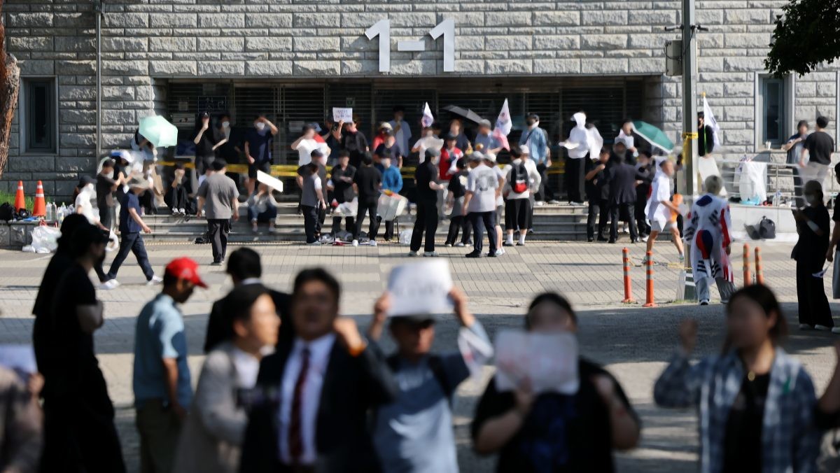 '잠실 개표소 봉쇄 시위'가 1박 2일째 계속되는 가운데, 6일 서울 송파구 올림픽공원 핸드볼경기장 개표소 앞에 시민들이 모여 있다. / 연합뉴스