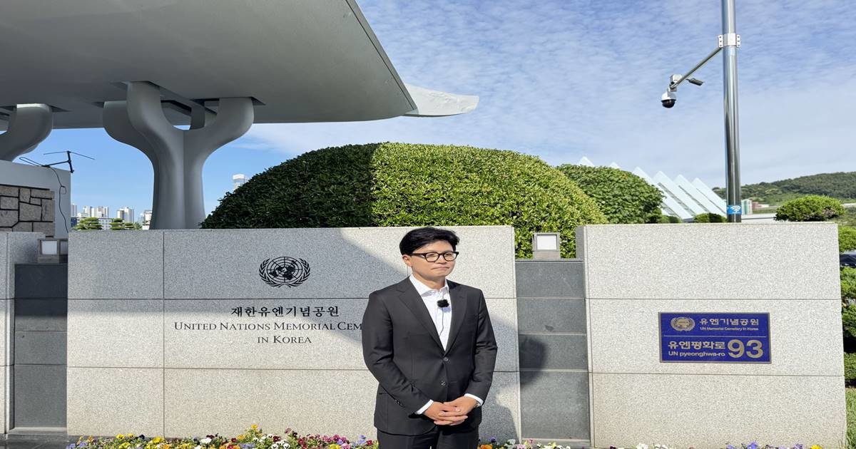 한 의원은 현충일인 6일 부산 유엔기념공원 참배를 마친 뒤 정문 옆에서 기자회견을 열고 이번 기회에 선거관리위원회 주도의 부실 선거를 끝장내야 한다며 투표용지 부족 사태는 결코 있어서는 안 될 선거 참사라고 비판했다. / 사진=이하 최학봉 기자 ©위키트리, 무단전재·재배포 금지