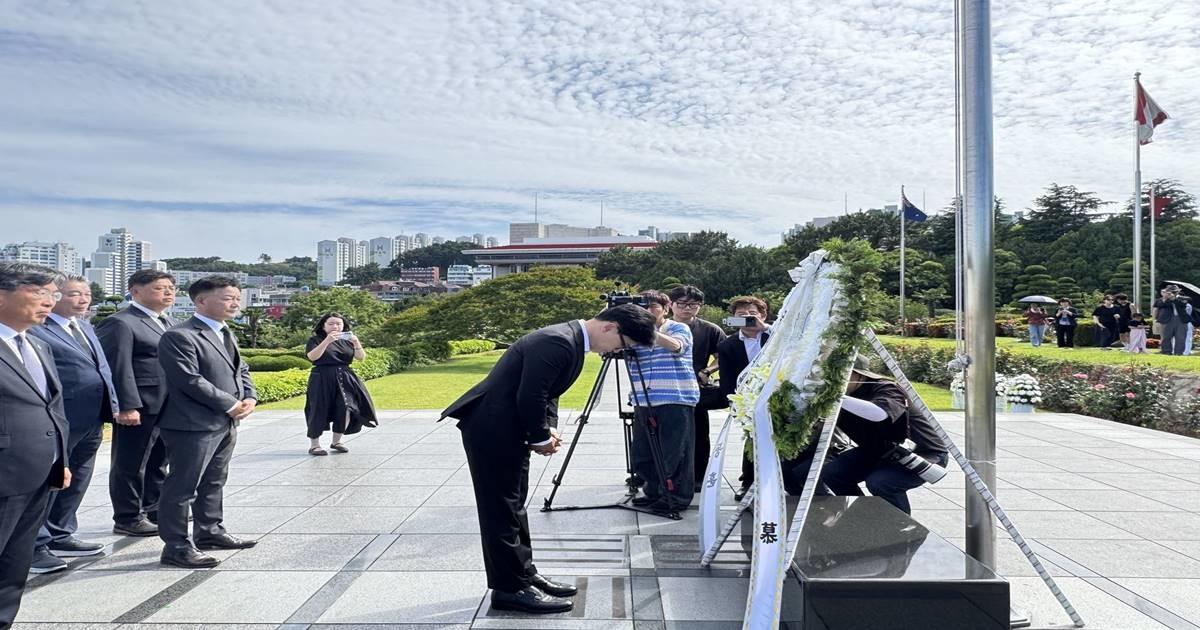 한동훈 의원이 6일 부산 유엔기념공원에서 헌화한 뒤 고개를 숙여 묵념하고 있다. 이날 한 의원은 캠프 관계자들과 함께 참배하며 한국전쟁 참전 유엔군 전몰장병들의 희생을 추모했다. 사진=최학봉 기자